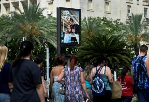 Un thermomètre de rue indique une température de 52°C à Séville, le 10 juillet 2023