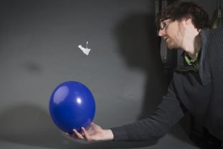 ballon bleu et papier flottant