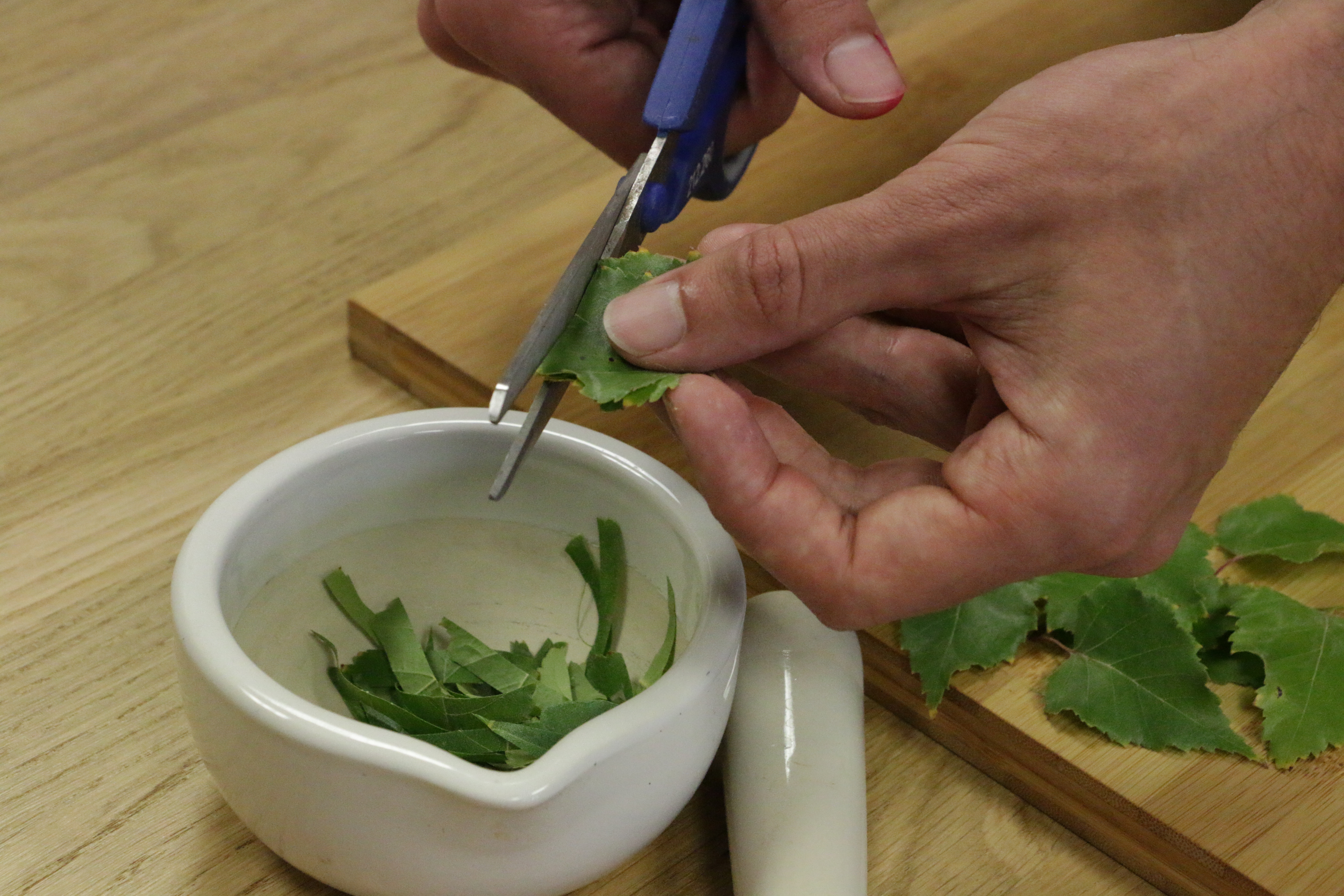 a. Grüne Blätter in kleine Stücke schneiden