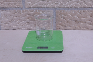 Wiege den Messbecher und notiere das Gewicht.