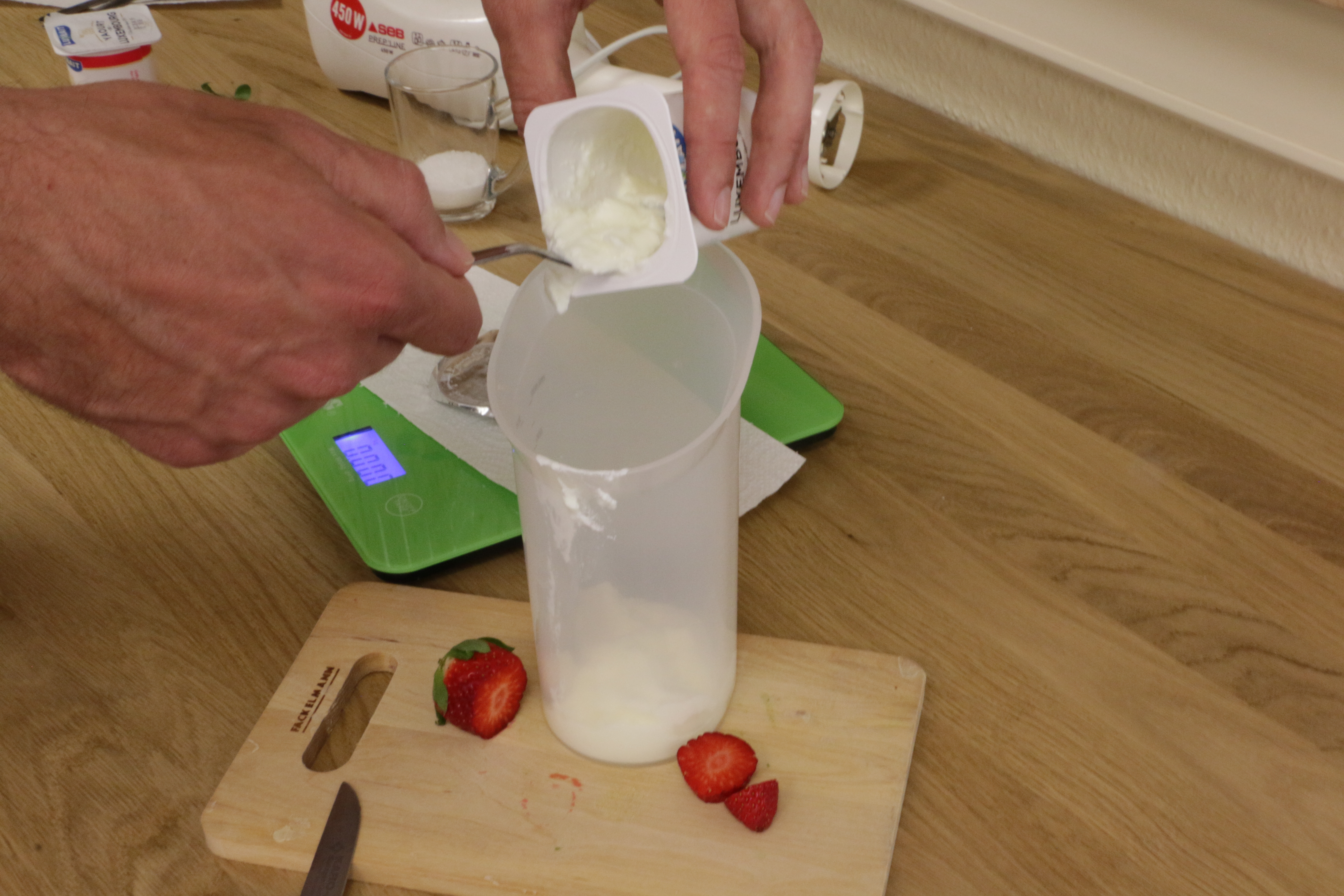 a. …und gib sie in reinen Naturjoghurt.