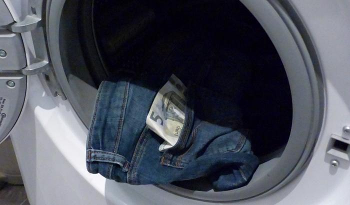 Geldschein in Waschmachine