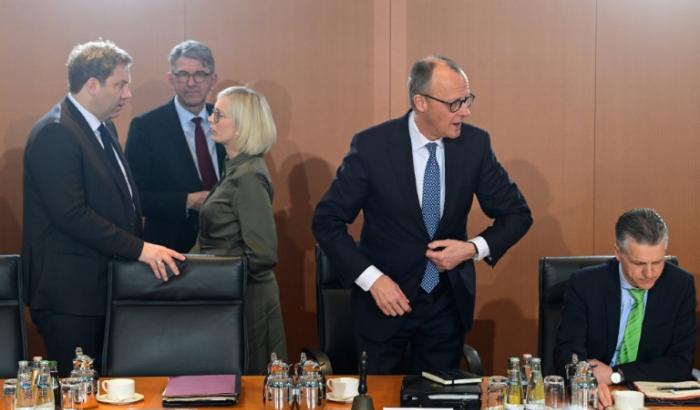 Das Bundeskabinett befasst sich am Mittwoch mit der EU-weiten Regulierung der Künstlichen Intelligenz (10.00 Uhr).