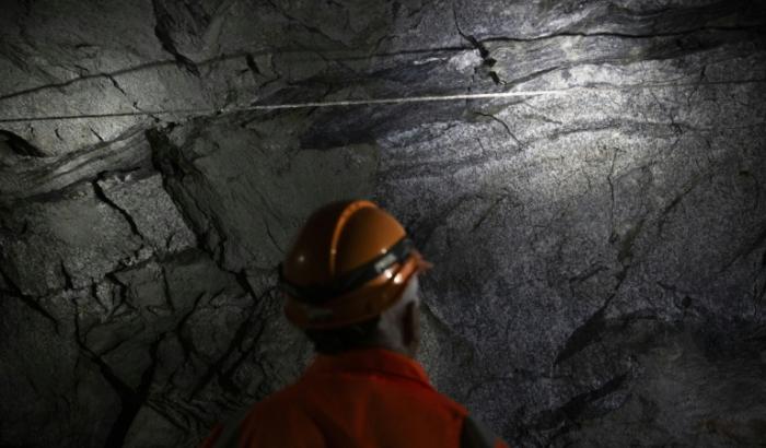 Le professeur de géologie de l'ETH Zurich, Domenico Giardini, examine la paroi intérieure du BedrettoLab, dans un tunnel de 5,2 km près de Bedretto, le 29 avril 2026 en Suisse