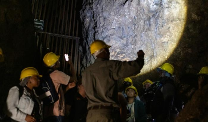 Le guide Kenth Mawete accompagne des visiteurs dans les grottes de Sterkfontein, le 15 avril 2025 à Krugersdorp, près de Johannesburg, en Afrique du Sud