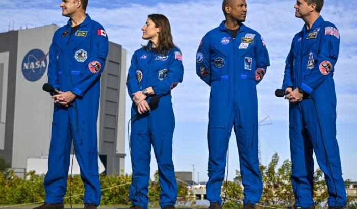 De gauche à droite les astronautes formant l'équipage de la mission Artemis 2, Jeremy Hansen, Christina Koch, Victor Glover et Reid Wiseman, au centre spatial Kennedy, à Cap Canaveral, en Floride, le 17 janvier 2026, aux Etats-Unis
