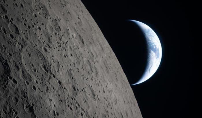 Vue de la Lune et de la Terre prise par l'équipage d'Artémis II et publiée par la Nasa