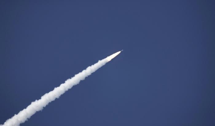 La fusée Vega-C de l'Agence spatiale européenne (ESA), transportant le satellite sud-coréen Kompsat-7, lors de son lancement au Centre spatial de Kourou, le 1er décembre 2025 en Guyane