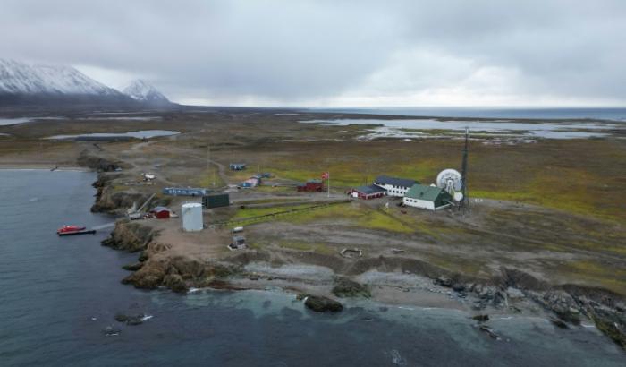 Un veille station de radio reliée à des panneaux solaires, à Kapp Liné, sur l'île norvégienne de Svalbard, en Arctique, le 14 septembre 2023