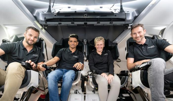Erstmals sind Astronauten aus Indien, Polen und Ungarn zur Internationalen Raumstation ISS gestartet.