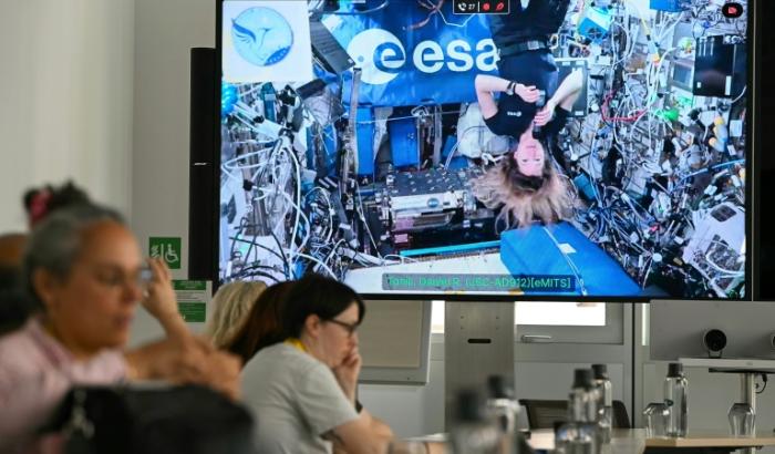 Sophie Adenot sur un écran lors d'un échange avec des journalistes au siège de l'ESA à Paris le 2 septembre 2026