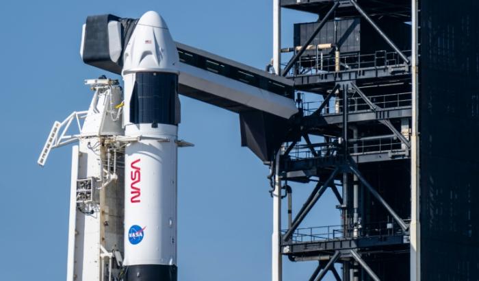 La fusée Falcon 9 et la capsule Dragon de SpaceX avant un lancement au centre spatial Kennedy de la Nasa, le 14 mars 2025 à Cap Canaveral, en Floride