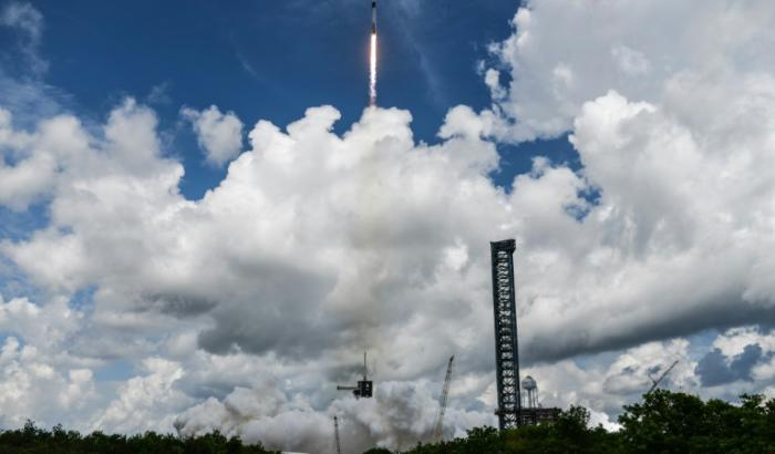 Une fusée de SpaceX transportant la capsule Crew Dragon décolle du Centre spatial Kennedy de la Nasa, en Floride, le 1er août 2025.