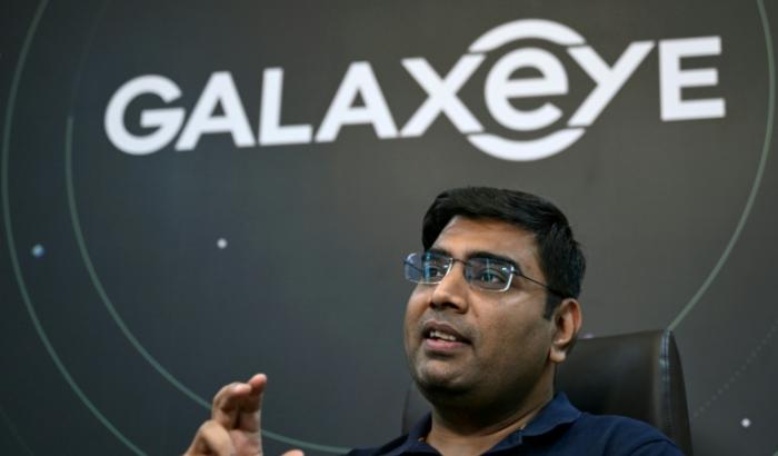 Suyash Singh, PDG et cofondateur de GalaxEye, une entreprise de satellites d'observation de la Terre, lors d'un entretien avec l'AFP dans ses bureaux de Bangalore, le 14 juillet 2026 en Inde