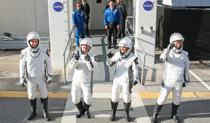 An der Internationalen Raumstation ISS ist eine neue Besatzung eingetroffen. Eine Dragon-Kapsel von SpaceX mit vier Raumfahrern an Bord dockte am Samstag an der Raumstation an.