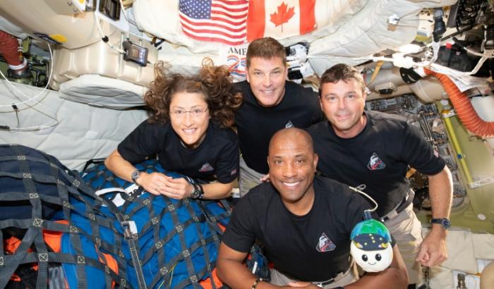 Photo diffusée le 8 avril 2026 par la Nasa montrant les membres d'équipage d'Artémis II, Christina Koch, Jeremy Hansen (haut), Reid Wiseman (d) et Victor Glover (bas), à bord du vaisseau spatial Orion, le 7 avril 2026