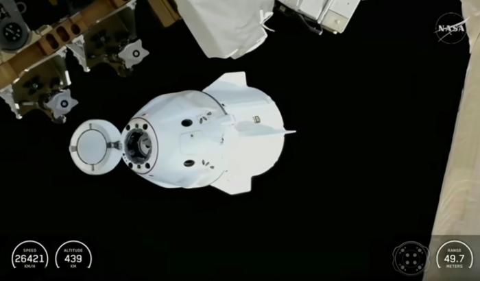 Capture d'écran d'une vidéo de la Nasa montrant la capsule Dragon de SpaceX se quittant la Station spatiale internationale (ISS), le 14 janvier 2026