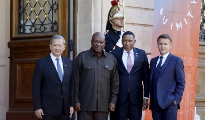 Le Premier ministre cambodgien Hun Manet, les présidents du Ghana John Dramani Mahama et du Botswana Duma Gideon Boko posent à côté du président français Emmanuel Macron le 7 avril 2026 à Lyon