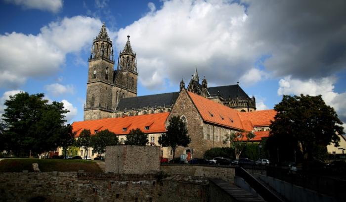 Bei der Konservierung des Grabmals von Otto dem Großen im Magdeburger Dom sollen auch die in einem Sarg gefundenen Überreste untersucht werden. In einem Holzsarg wurden menschliche Überreste und Textilreste gefunden.