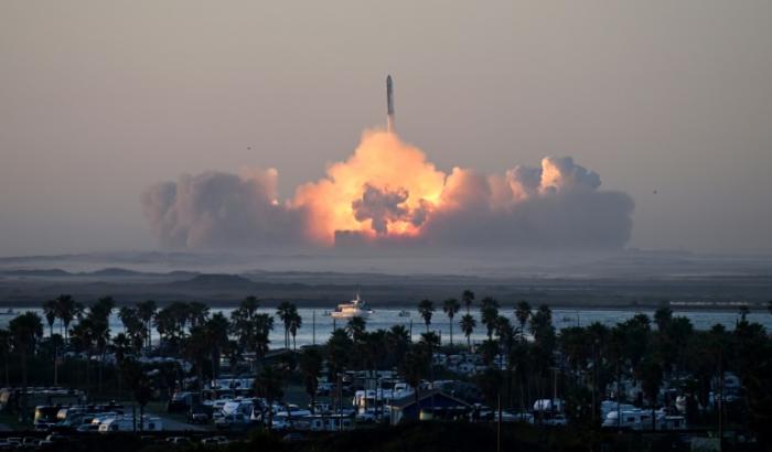 La fusée Starship décolle de la base de SpaceX à Boca Chica au Texas pour son deuxième vol test, le 18 novembre 2023