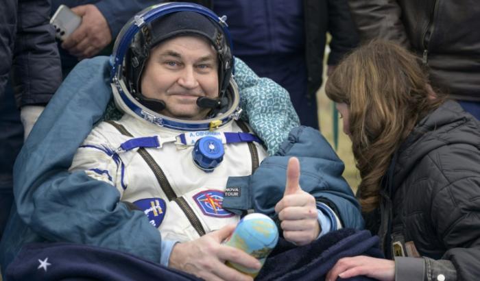Cette photo fournie par la Nasa montre le cosmonaute russe Alexeï Ovchinin transporté pour des examens médicaux juste après qu'il a atterri avec son compatriote Ivan Vagner et l'austronaute américain Don Pettit à bord de leur vaisseau Soyouz MS-26 au Kazakhstan le 20 avril 2025