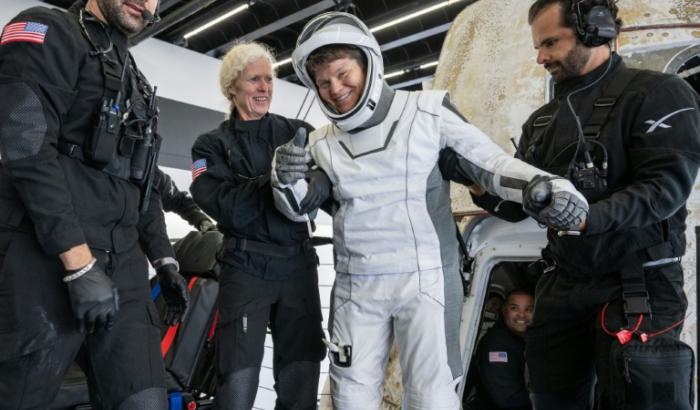 Nach fast fünf Monaten an Bord der Internationalen Raumstation ISS sind vier Astronauten auf die Erde zurückgekehrt. Die Dragon-Kapsel von SpaceX mit den vier Raumfahrerinnen und Raumfahrern an Bord landete vor der US-Küste im Pazifik.