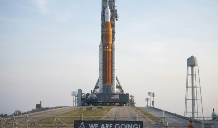 La fusée de la Nasa SLS, avec à son sommet la capsule Orion, sur l'aire de lancement 39B à Cap Canaveral en Floride, avant son décollage pour la mission Artémis 1 vers la Lune