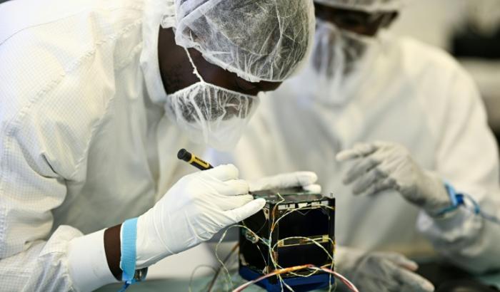 Des ingénieurs sénégalais travaillent sur une partie du satellite Gaindesat-1B au Centre spatial universitaire de Montpellier (CSUM), dans le sud de la France, le 4 septembre 2026