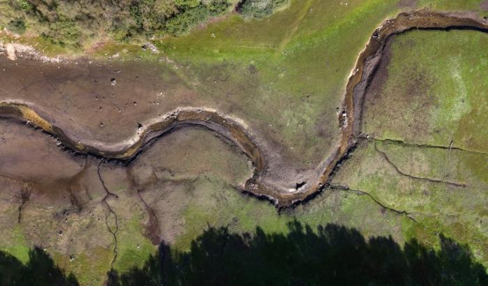 Vue aérienne du lac du Drennec, rempli à seulement un tiers de sa capacité, le 14 octobre 2026 à Sizun, dans le Finistère