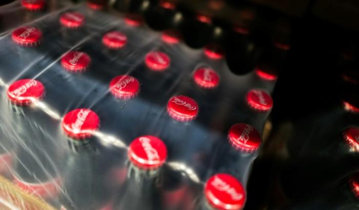 Getränke aus Glasflaschen können mehr Mikroplastik enthalten als Getränke aus Plastikflaschen. Die Partikel in den Glasflaschen stammen zumeist von der Farbe auf dem Kapselverschluss.