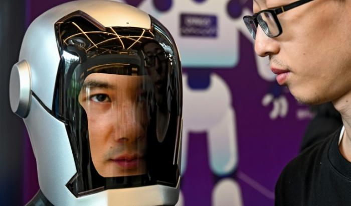Un visiteur observe un robot humanoïde lors de l'édition 2024 du Salon des concepteurs de robots humanoïdes, à Shanghai (Chine) le 6 juin 2024.