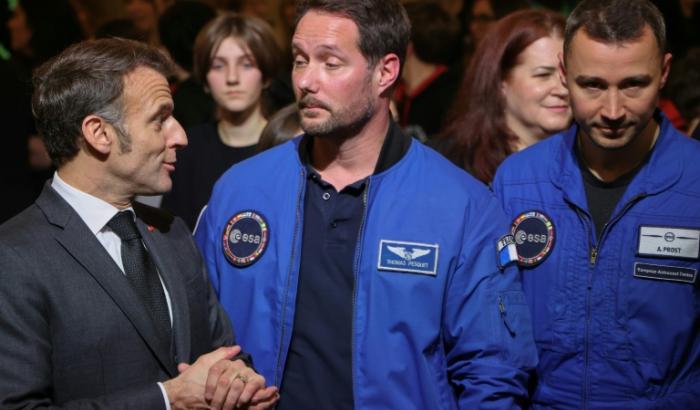 Le président français Emmanuel Macron (à gauche) s'entretient avec l'astronaute français de l'ESA (Agence spatiale européenne) Thomas Pesquet (2e à droite), aux côtés de l'astronaute français Arnaud Prost (à droite), à l'issue d'une visioconférence avec l'astronaute française Sophie Adenot avant son départ pour la Station spatiale internationale, à l'Élysée, à Paris, le 5 février 2026
