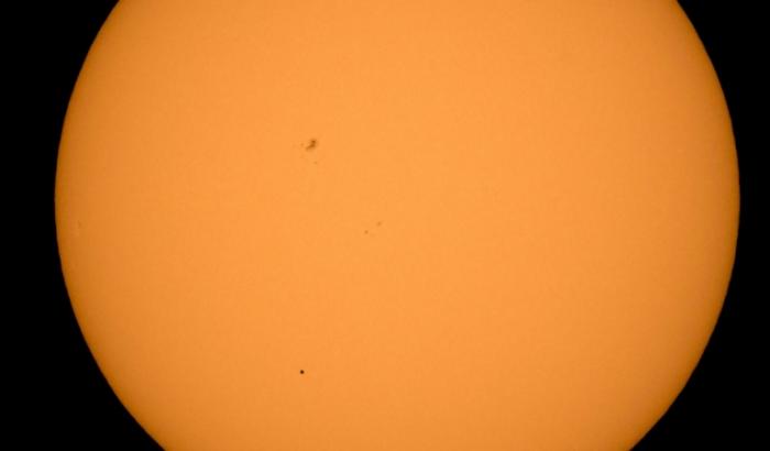 Photo de la silhouette de Mercure (bas) passant devant le soleil vue depuis Boyertown, en Pennsylvanie, et fournie par la Nasa le 9 mai 2016