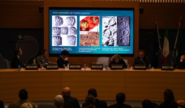 In den italienischen Alpen sind hunderte Meter Spuren von Dinosaurierfüßen entdeckt worden - in einem Gebiet, in dem die Olympischen Winterspiele 2026 stattfinden sollen.