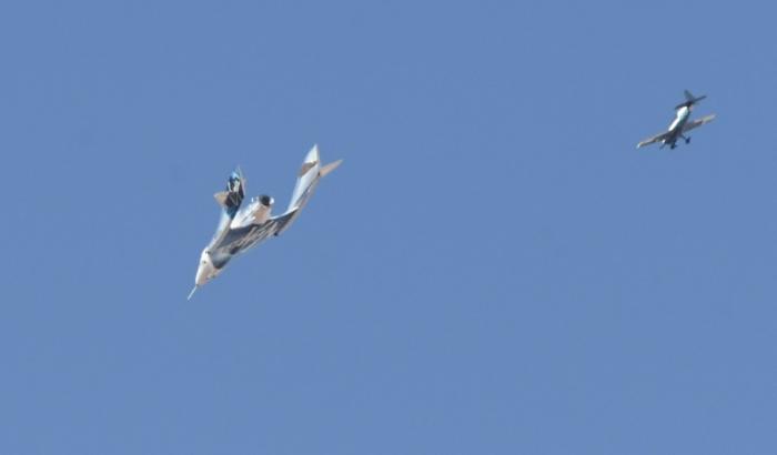 L'avion spatial Virgin Galactic SpaceShipTwo Unity et le vaisseau mère se séparent, au-dessus du Nouveau-Mexique, aux Etats-Unis, le 11 juillet 2021