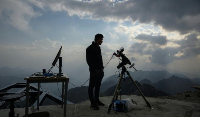 Un astronome de l'université de Toulouse se prépare à observer un éclipse solaire partielle depuis le Pic du Midi, le 12 août 2026