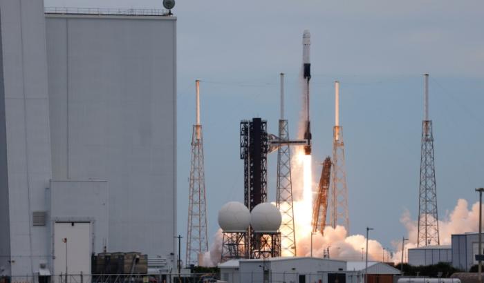 La fusée Falcon 9 de SpaceX, surmontée de la capsule Crew Dragon, décolle pour la mission SpaceX Crew-13 de la NASA depuis le Space Launch Complex 40 à Cap Canaveral, en Floride, le 1er octobre 2026