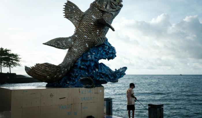 A statue de cœlacanthe, poisson considéré comme un "fossile vivant", à Manado, en Indonésie, le 8 janvier 2026