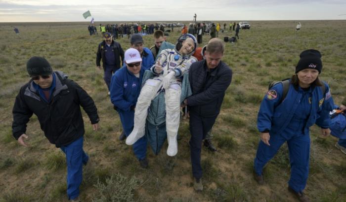 Cette photo fournie par la Nasa montre l'astronaute américain Don Pettit transporté pour des examens médicaux juste après qu'il a atterri avec les cosmonautes russes Alexeï Ovchinin et Ivan Vagner à bord de leur vaisseau Soyouz MS-26 au Kazakhstan le 20 avril 2025
