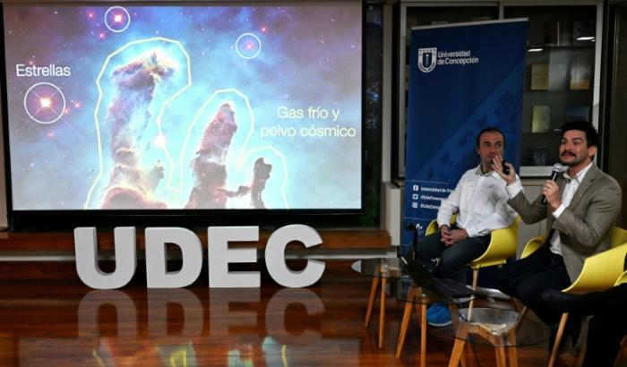 L'astronome chilien Rodrigo Herrera-Camus s'exprime aux côtés de son collègue espagnol Sergio Martin lors de la présentation d'images prises par le radiotélescope le plus puissant au monde du centre astronomique Alma, à l'Université de Concepcion, à Santiago, le 1er juillet 2025