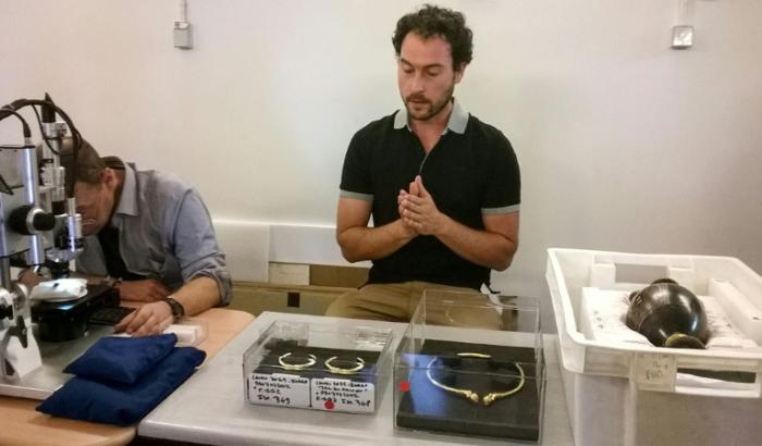 L'archéologue Bastien Dupuis (D) et le spécialiste des métaux du C2RMF Dominique Robcis enquêtent sur des objets trouvés à l'intérieur de la tombe d'un prince celtique au C2RMF à Paris le 29 mai 2017