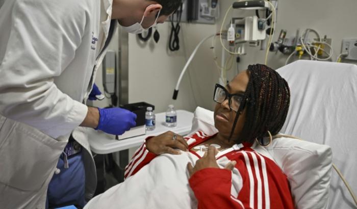 L'Américaine Towana Looney, qui a reçu un rein de porc génétiquement modifié, subit des tests médicaux à l'hôpital NYU Langone, le 11 décembre 2024 à New York