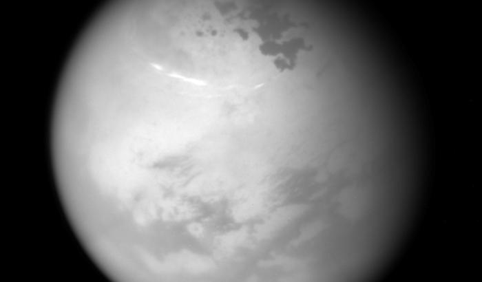 Image diffusée par la Nasa, le 15 juin 2017, de Titan prise par la sonde Cassini, le 9 juin 2017, à plus de 500.000 km de distance avec un filtre infra-rouge