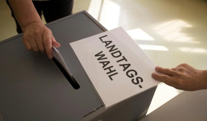 Eine Erinnerung per SMS, Wahlsimulationen in Schulen und mehr Mitgestaltung können die Wahlbeteiligung bie jungen Menschen erhöhen. Laut Bertelsmann-Stiftung halten etwa Hürden bei Zugang und Motivation junge Menschen vom Urnengang ab.