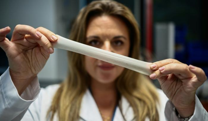 La directrice générale de Bioloon, Charlotte Melia, tient un échantillon de caoutchouc biodégradable en neuf mois, selon l'entreprise, le 19 août 2026 à Londres