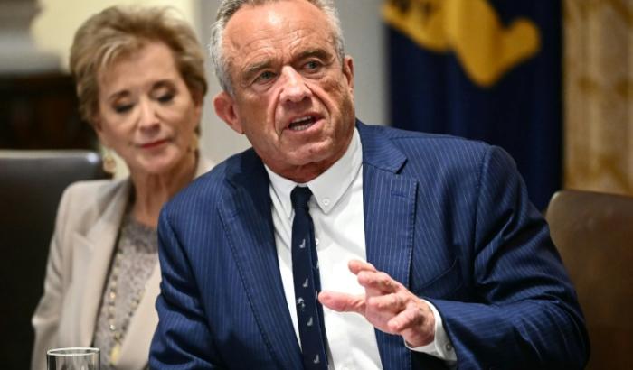 Mehrere ehemalige Leiter der US-Gesundheitsbehörde CDC haben vor dem Gesundheitsminister und Impfkritiker Robert F. Kennedy gewarnt. "Kennedy gefährdet die Gesundheit aller Amerikaner", erklärten die neun ehemaligen CDC-Chefs in der "New York Times".