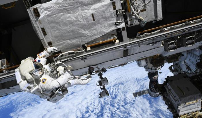 Image fournie par l'ESA, prise le 25 août 2026, de l'astronaute française Sophie Adenot lors d'une sortie dans l'espace pour des réparations sur l'ISS