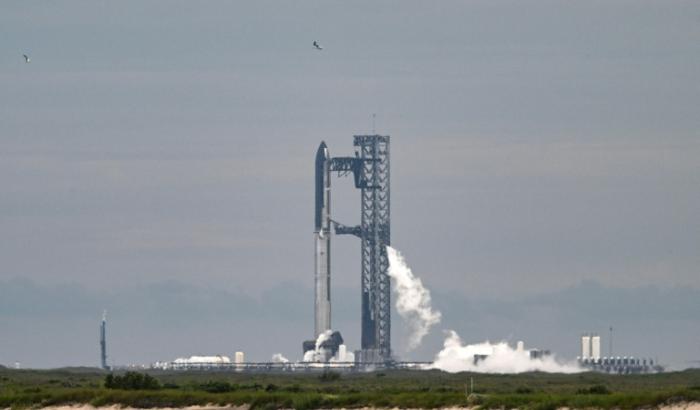 Wegen des schlechten Wetters hat das US-Raumfahrtunternehmen SpaceX den zehnten Testflug der Riesenrakete Starship ein weiteres Mal verschoben. "Leider wird der Start heute nicht stattfinden, das Wetter ist uns dazwischengekommen", sagte ein Vertreter von SpaceX.