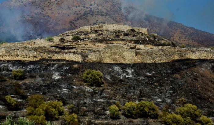 La fumée d'un incendie de forêt u-dessus du site archéologique de Mycènes, dans le nord-est du Péloponnèse, le 30 août 2020 en Grèce