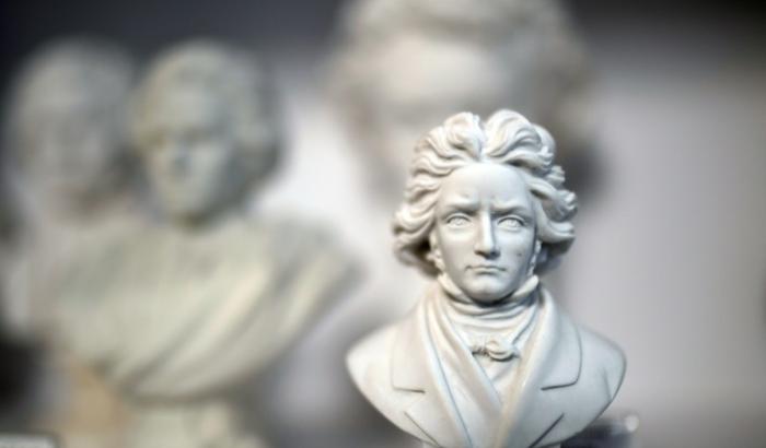 Musikalische Fähigkeiten werden nicht allein durch Gene bestimmt. Das zeigt die Analyse von DNA-Sequenzen, die für eine im Jahr 2023 veröffentlichte Studie aus Haarsträhnen des Komponisten Ludwig van Beethoven gewonnen wurden.